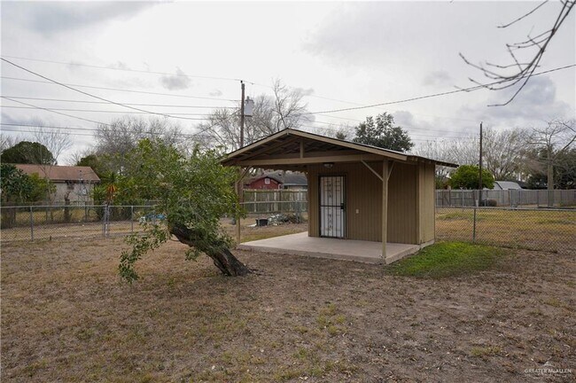 Building Photo - 204 E Gomez Dr