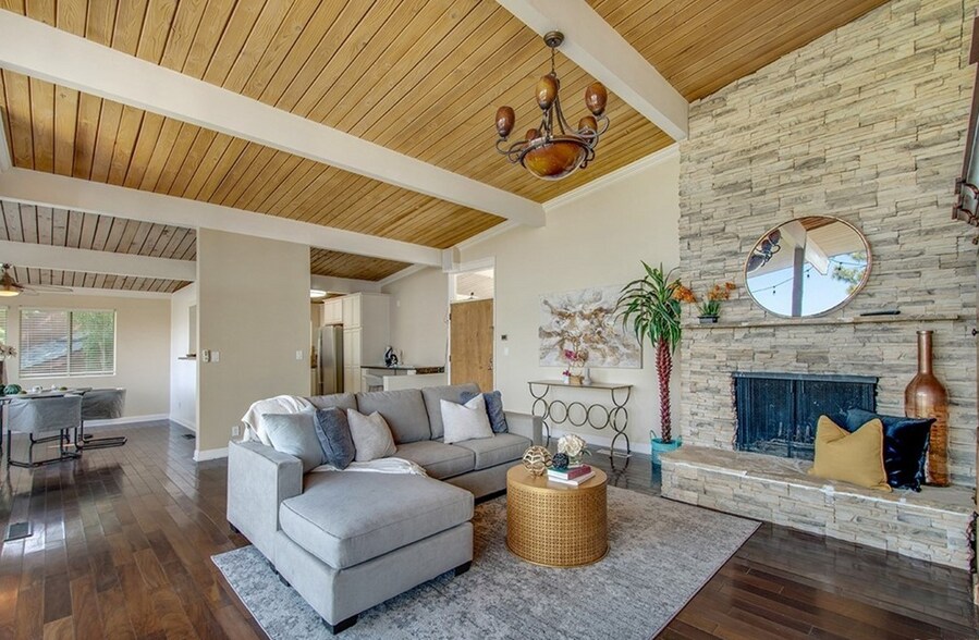 Living Room - 5102 Medina Rd