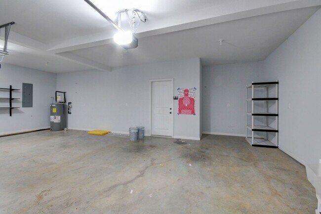 Building Photo - mega Huge wow. 4 bed 3 bath.