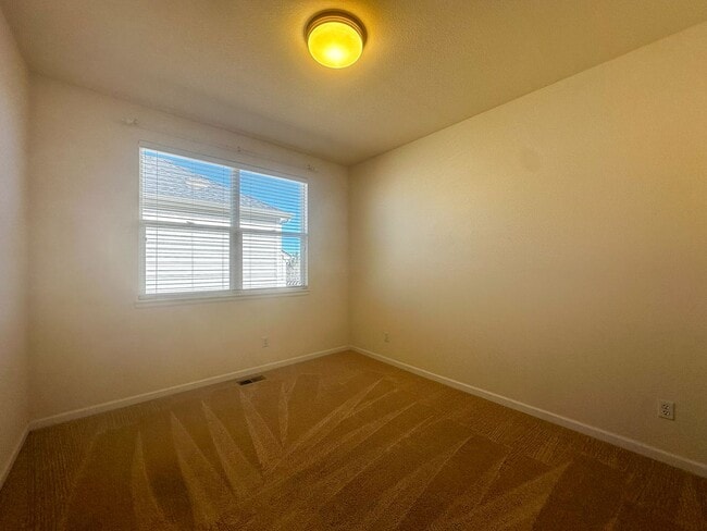 Building Photo - Luxurious Castle Pine living awaits!