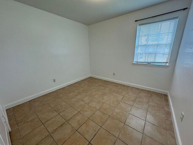 Building Photo - Gulf Breeze - Greenbriar Estates - 2 bed, 1 bath - Lawn care included