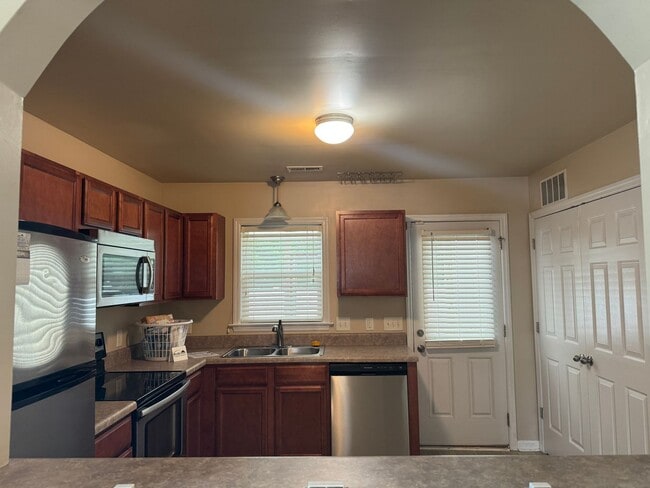 Building Photo - End Unit! Screened Porch!