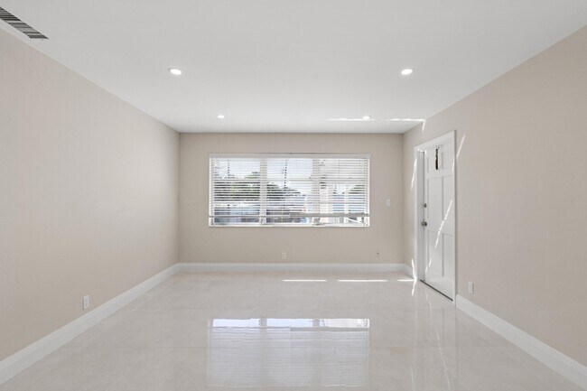 Building Photo - 301 SE 12th Ave