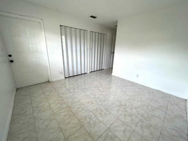 Building Photo - 6140 SW 41st Ct
