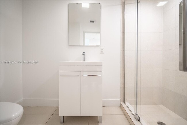 Building Photo - 1985 Bay Dr