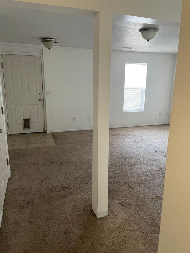 Building Photo - BEAUIFUL TOWNHOME!!!