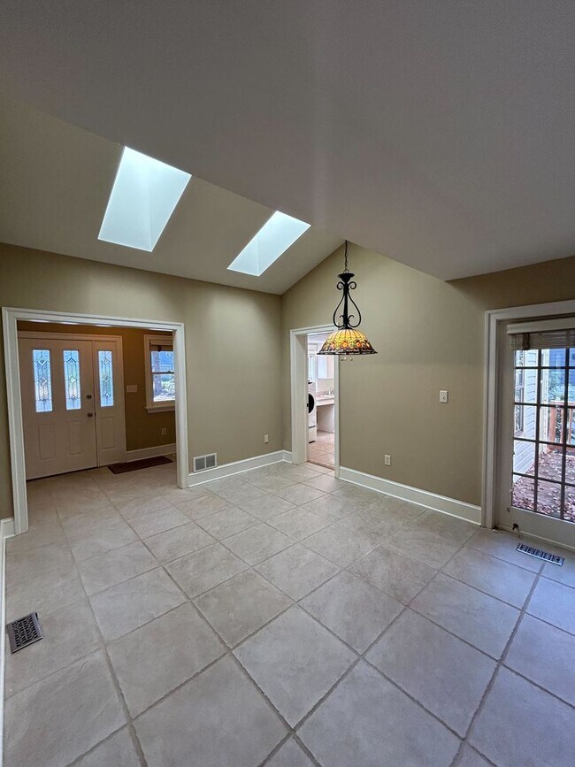 Building Photo - Beautiful, Large 4 Bedroom 1.5 Bath Home in Lancaster with Yard!