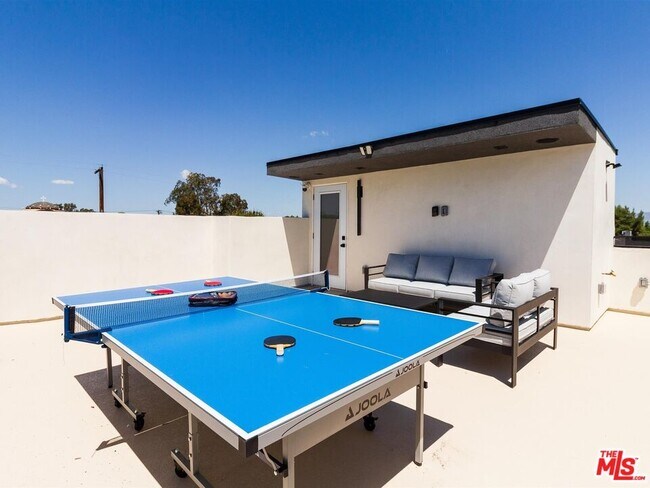 Building Photo - 5929 Hesperia Ave