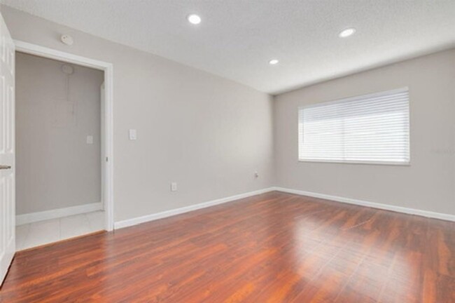 Building Photo - 2 Bedroom/1 Bathroom 2nd floor condo at Pa...