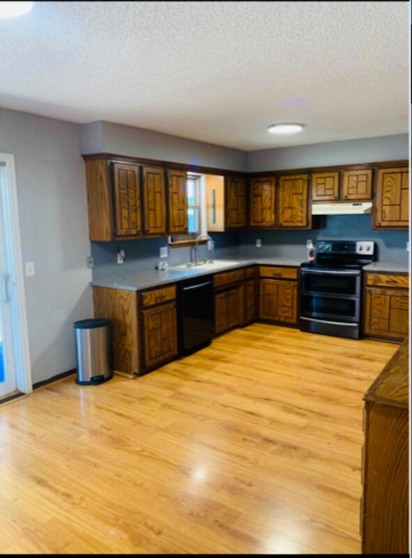 Building Photo - 2412 E Hills Dr