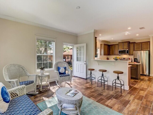 Building Photo - Historic Downtown Fernandina Home! Close t...