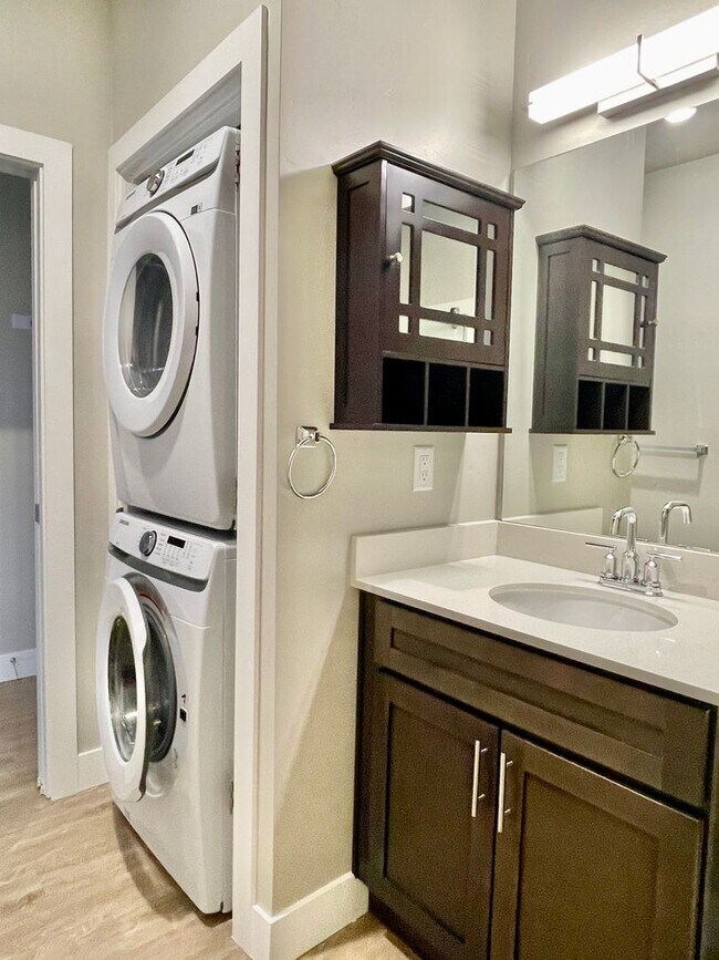 Building Photo - Space Efficient 1 Bedroom Condo