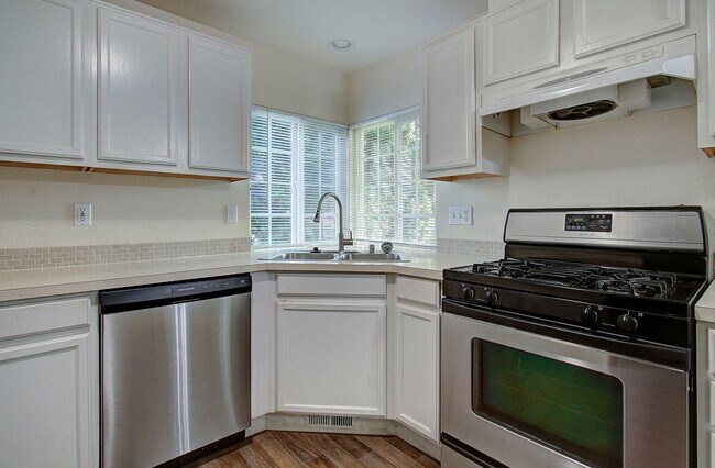 Building Photo - This one level charmer won't last long! 3 bedrooms, 2 baths, fully fenced yard, pets welcome!