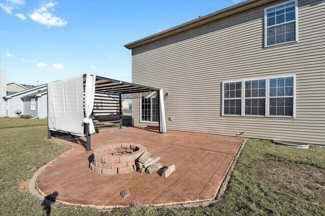Building Photo - 705 Bergamot Dr