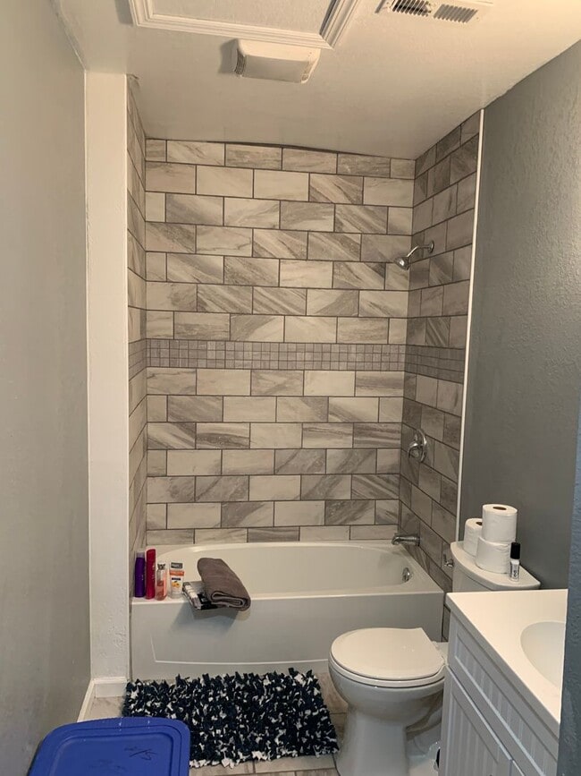 Building Photo - 903 E Carson St