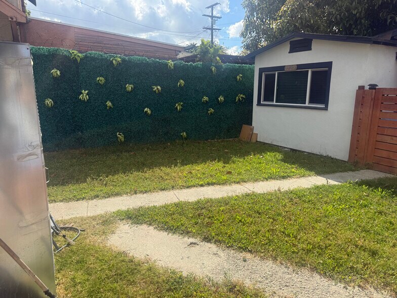 Building Photo - 1226 W Vernon Ave