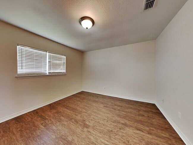 Building Photo - No Application Fees* $500 off first month....