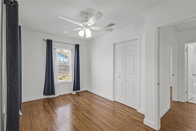 Building Photo - 713 E 45th St