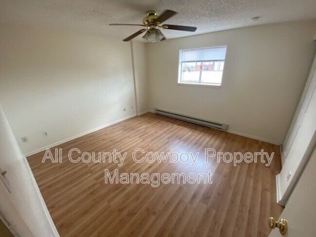 Building Photo - 704 Ferris Ct