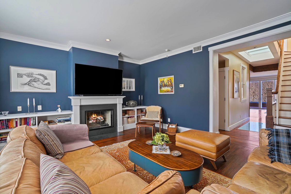 Building Photo - 493 Warburton Ave