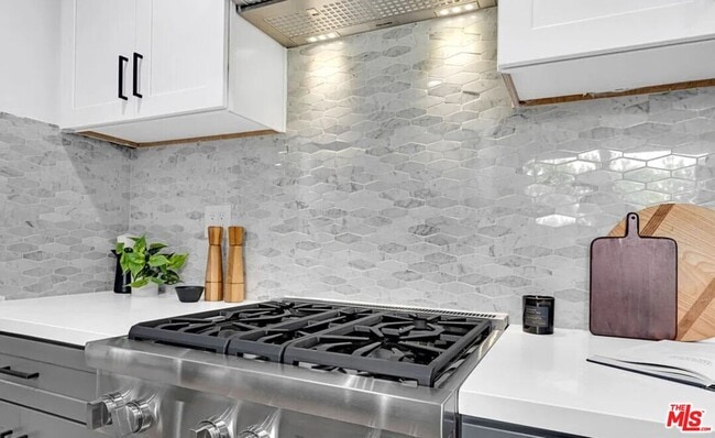 Building Photo - 418 N Bowling Green Way