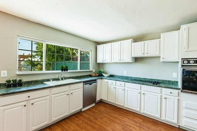 Building Photo - 714 Herbert St