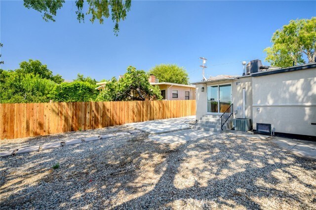Building Photo - 10607 Whitegate Ave