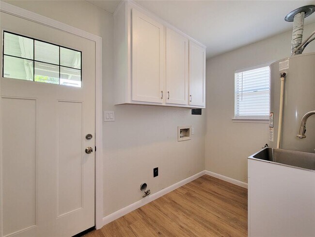 Building Photo - 25911 Maplewood Dr