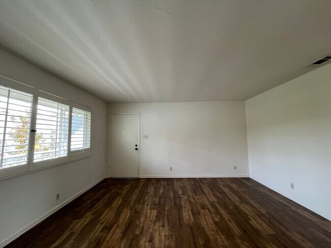 Building Photo - 1805 Oak St