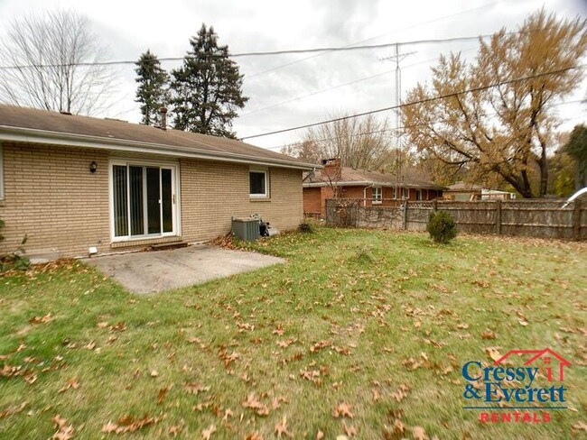 Building Photo - 2 Bed Duplex - Great Yard!