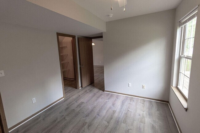 Building Photo - 2117 N Ballenger Ln