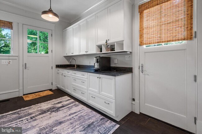 Building Photo - 5600 Brite Dr