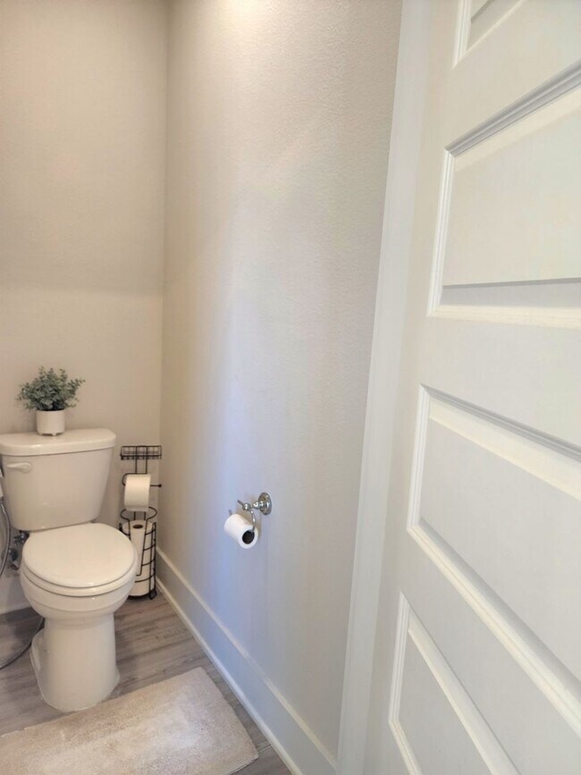 Building Photo - Stunning 4-Bed, 3-Bath Beauty, 2,117 sq. ft. of Pure Comfort and Style!