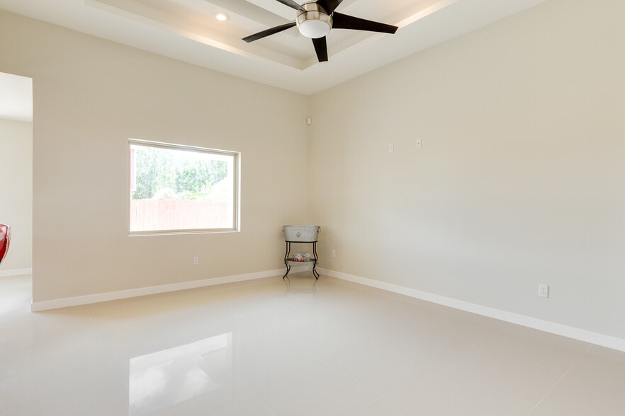 Grand room - 3601 Notre Dame Ave