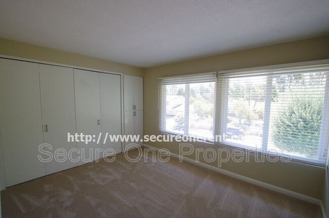 Building Photo - 5827 Fairhaven Ave
