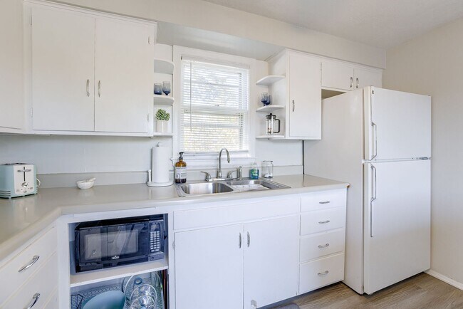 Building Photo - Cozy 1 Bedroom Bungalow!!