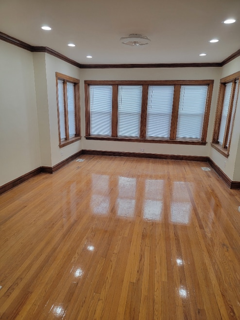 Building Photo - 4830 W Oakdale Ave