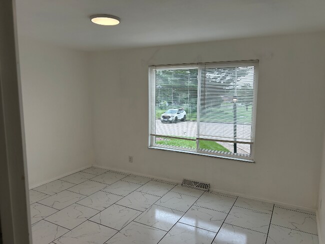 Building Photo - 223 Anderson Ln