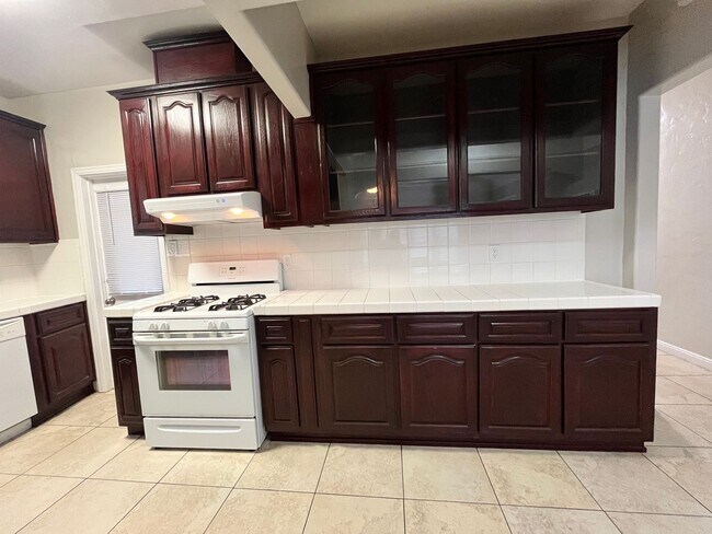 Building Photo - LARGE UPSTAIRS 2 BEDROOM 1 BATH, BUILDING ...