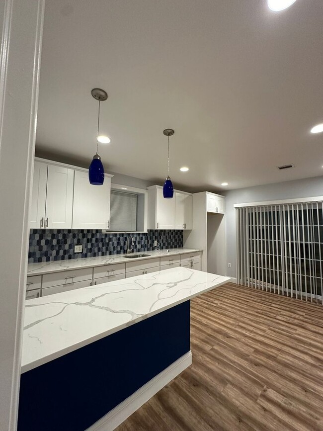 Building Photo - Spacious Modern 1st Floor Apartment w/ Fin...