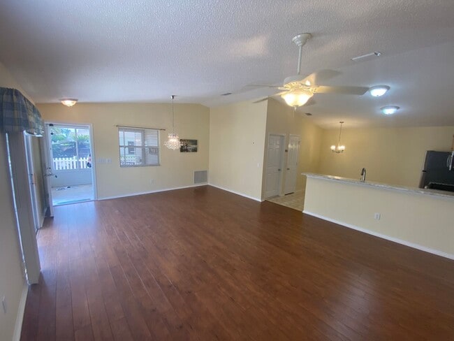 Building Photo - Lovely and Spacious Unfurnished, 2 + 2 Pat...
