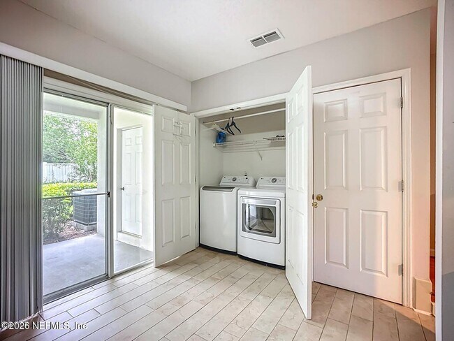 Building Photo - 12311 Kensington Lakes Dr