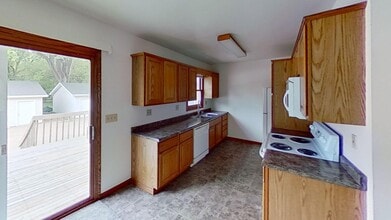 Building Photo - Huge 24' x 28' garage, two story duplex with two large bedrooms, one and a half bath, full baseme...