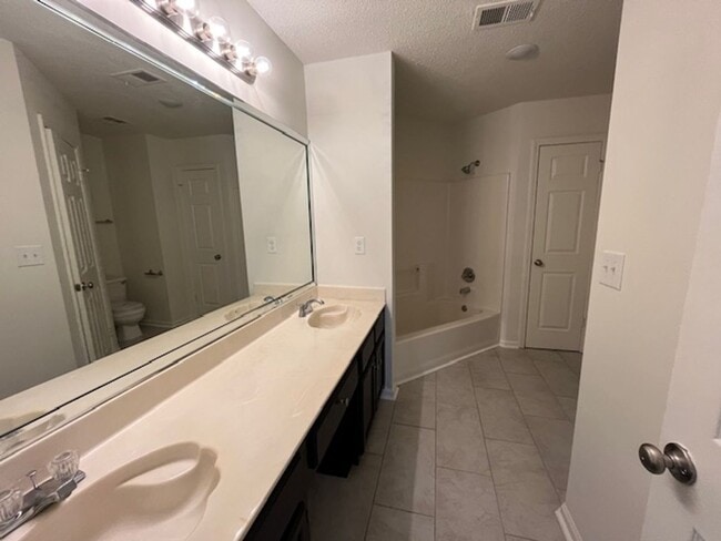 Building Photo - Renovated 2 Bedroom 2 Bath Home for Rent!