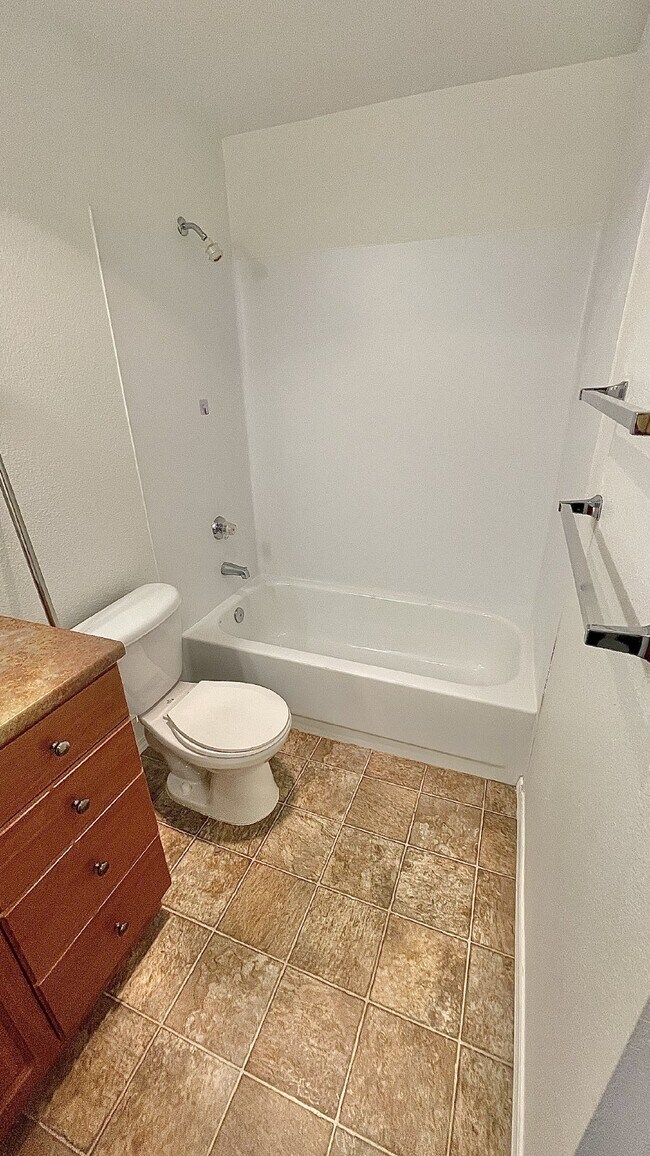 Building Photo - Serene Top-Floor Condo in Lake Forest Park...