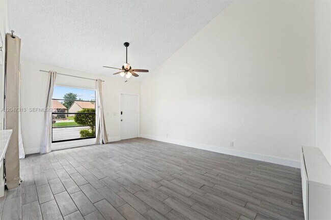 Building Photo - 2025 SW 82nd Ave