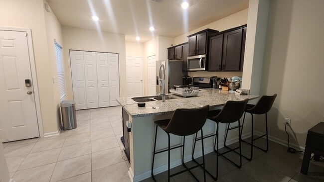 Building Photo - Beautiful Townhome in Waterford Lakes 2 Bedroom 2.5 baths and 1 Car Garage