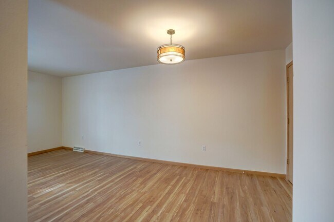 Building Photo - 6101-6103