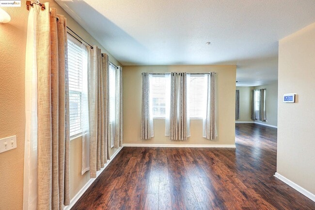 Building Photo - 220 Whispering Oaks Ct