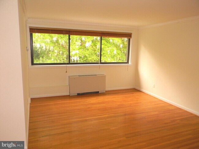 Building Photo - Stylish Glover Park condo in a Lovely Reno...
